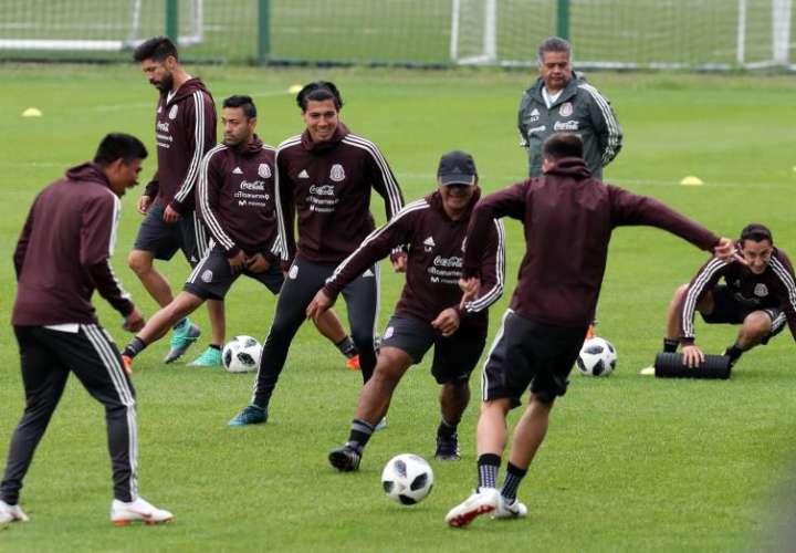 La selección de México cambió el que será su escenario habitual de entrenamientos en Rusia debido al imperativo de la FIFA de abrir algunas prácticas al público. Foto EFE