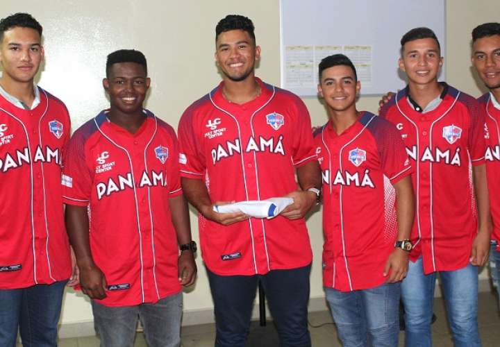 Equipo de Panamá recibe Pabellón Nacional. Foto: Fedebeis