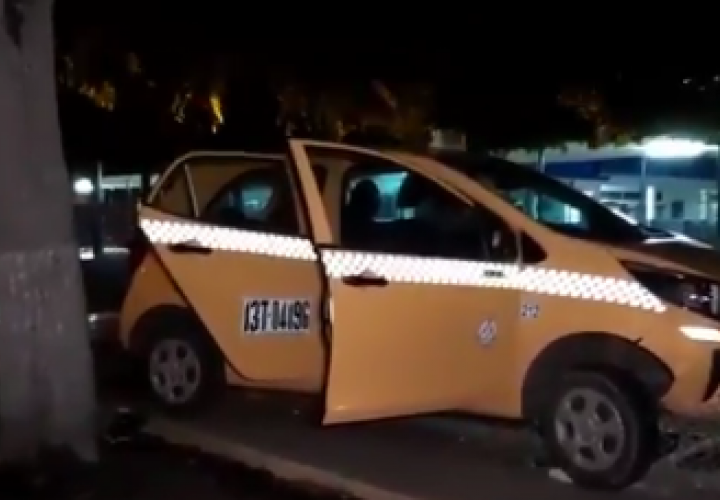 Delincuentes estrellan y abandonan taxi robado 