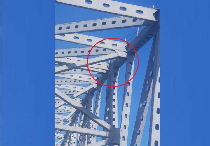 Hombre se sube a lo alto del Puente de las Américas a tomarse un 'selfie'