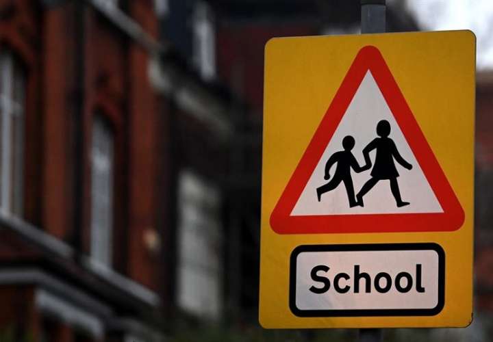 Señal que advierte de la proximidad de un colegio en una calle de Londres.EFE