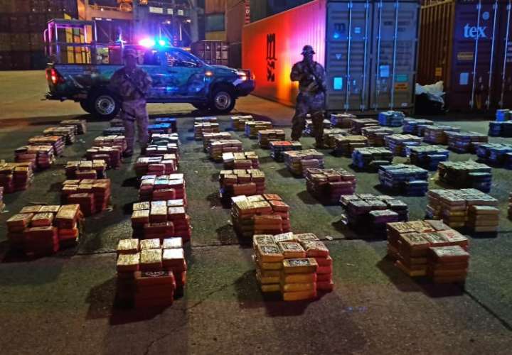 Incautan más de 3,000 paquetes de droga en dos contenedores en puerto de Colón