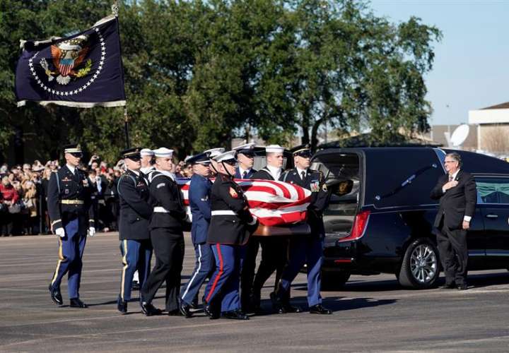 Varios oficiales cargan con los restos mortales del ex presidente estadounidense, George H.W. Bush, en Ellington Field, Houston, Texas (Estados Unidos). EFE