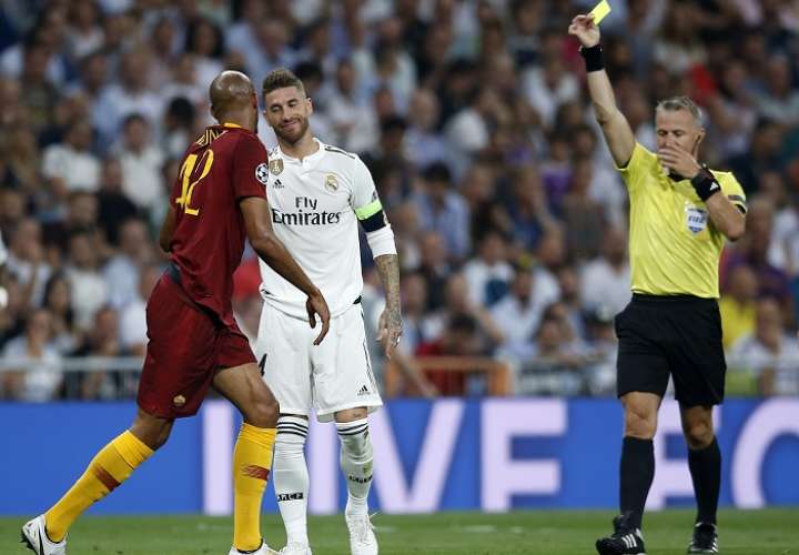 Sergio Ramos recibe tarjeta amarilla durante el duelo contra la Roma. /AP