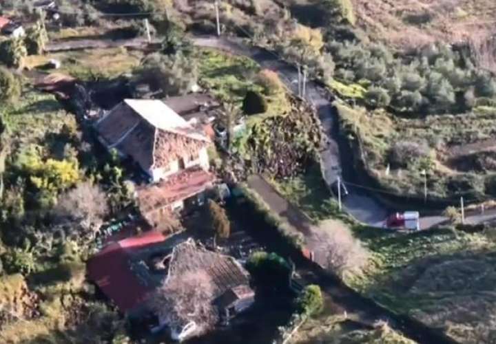 Captura de video facilitada por los Carabinieri que muestra una vista aérea de la zona afectada por el terremoto en Fleri (Italia). EFE