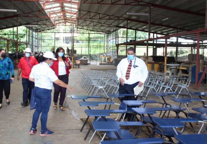 Reactivan taller para reparar sillas escolares en El Renacer