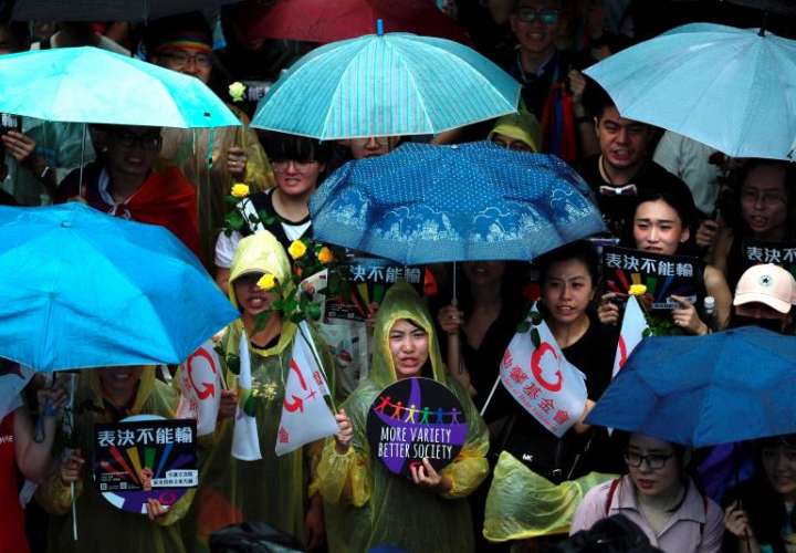 Simpatizantes del matrimonio de parejas del mismo sexo se reúnen fuera del Parlamento durante un debate para su aprobación como ley este viernes, en Taipei (Taiwán).EFE