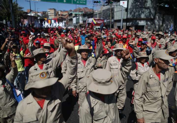 El chavismo muestra músculo mientras la oposición falla en las calles