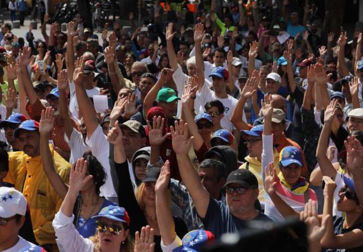 Simpatizantes del presidente de la Asamblea Nacional de Venezuela, Juan Guaidó, se manifestaban este sábado en las calles de Cararas. EFE