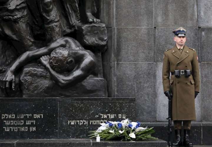 Un soldado del ejército polaco fue captado durante la ceremonia celebrada ante el monumento a los Héroes del Gueto para conmemorar el Día Internacional en Memoria de las víctimas del Holocausto, este jueves en Varsovia. EFe