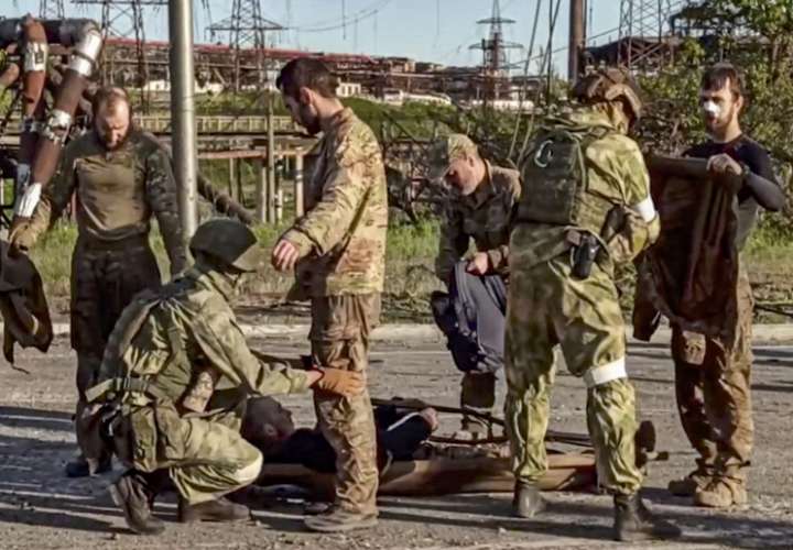 oldados rusos cacheando a militares ucranianos,tras salir de la acería de Azovstal, en Mariúpol. EFE