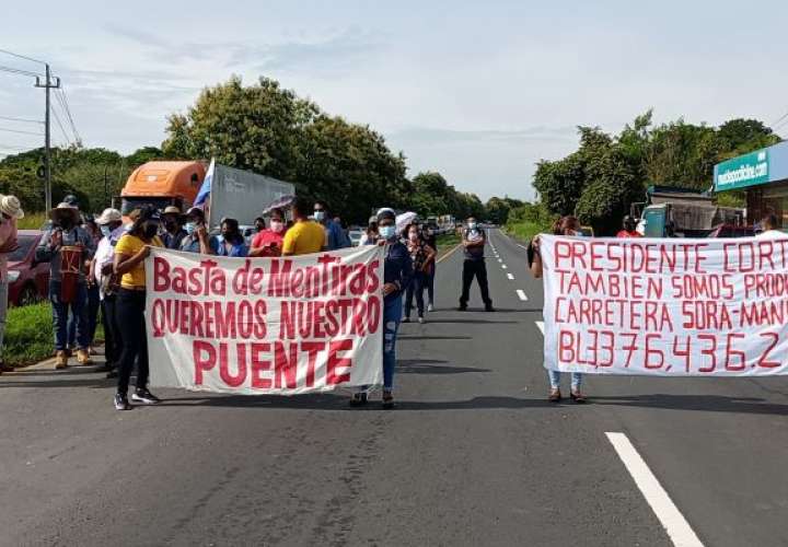 Moradores de Manglarito protestan por construcción de carretera
