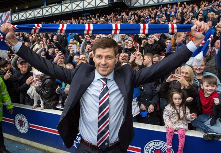 Steven Gerrard posa para los medios durante su presentación como nuevo entrenador del Rangers de Glasgow. Foto: EFE 