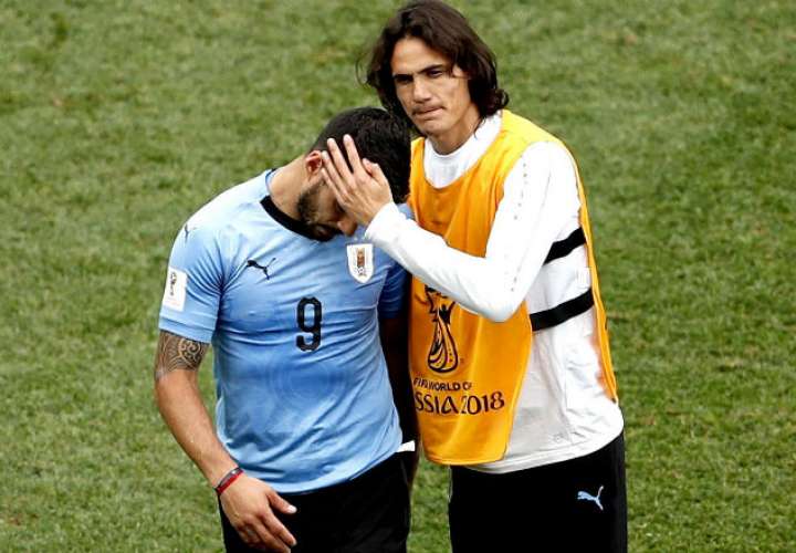 El jugador Luis Suárez (izq) junto a su compañero Edinson Cavani. Foto: EFE