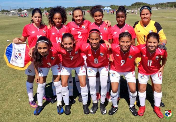 Las niñas de la selección sub-15 en la tradicional foto antes del partido./FEPAFUT