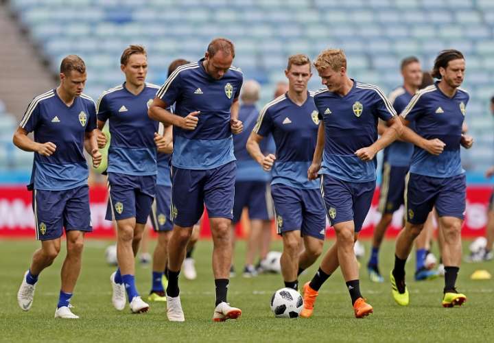 Los jugadores de la selección de Suecia se preparan para el partido ante Alemania. Foto EFE