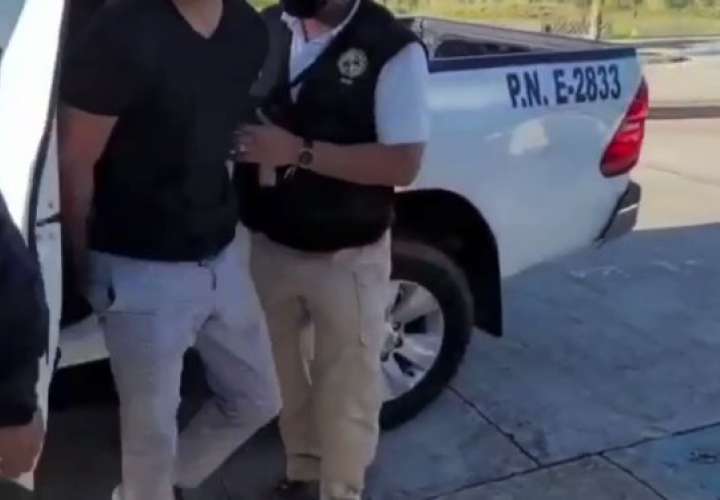 Lo arrestan por hurto, robo y posesión ilegal de arma [Video]