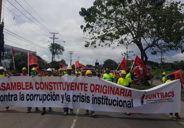 Suntracs se toma calles de la ciudad en rechazo a las reformas constitucionales
