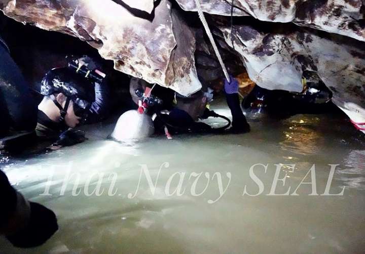 Fotografía cedida por la Marina de Tailandia que muestra a varios buzos y otros miembros de rescate durante las operaciones de rescate de un grupo de 12 menores y su entrenador de fútbol. Foto EFE
