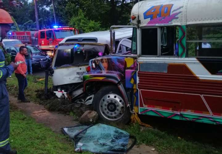 Tanganazo frontal entre buses  deja un herido en Colón