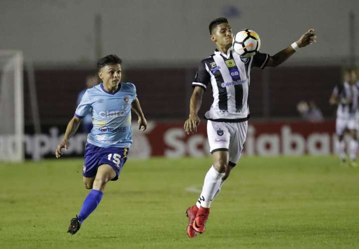 Jorge Gutiérrez (d), del Tauro FC, disputa un balón con Cristhian Flores (i) del Walter Ferretti de Nicaragua. /EFE