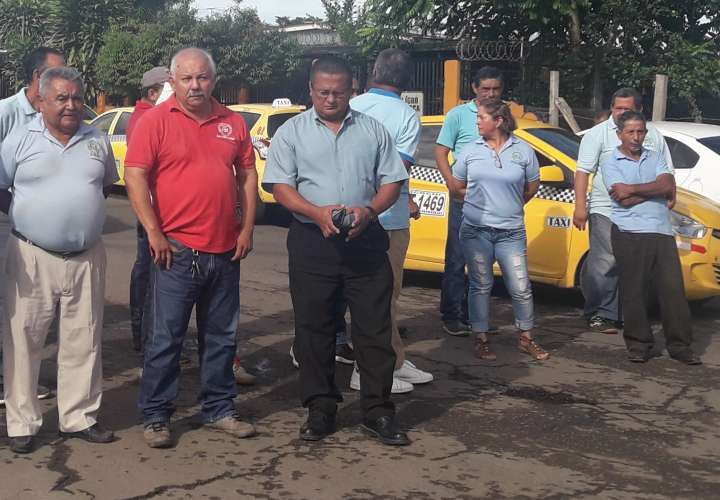 Taxistas y residentes de David protestan por mal estado de las calles
