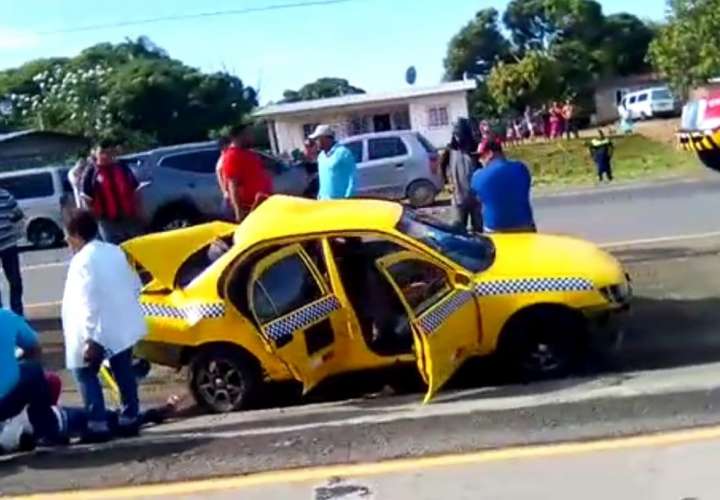  Mujer muere tras colisión entre taxi y camioneta en Penonomé