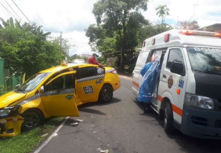 En la colisión, el auto taxi quedó a pocos metros para meterse a una de las residencias del lugar.