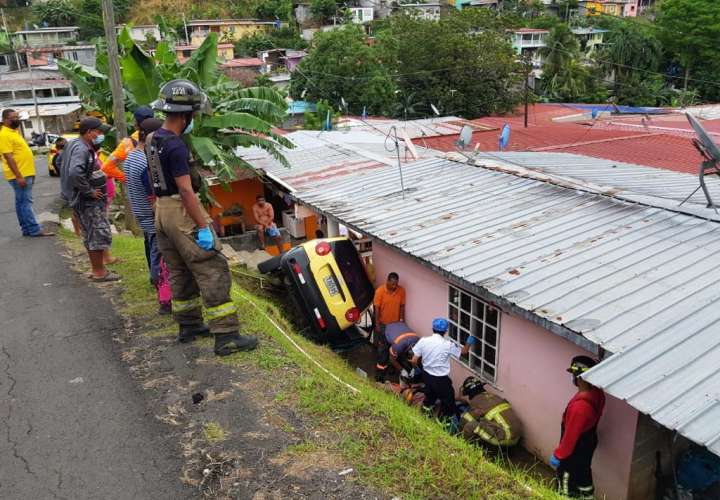 Menor quita freno de mano y taxi termina volcado en casa en San Miguelito 