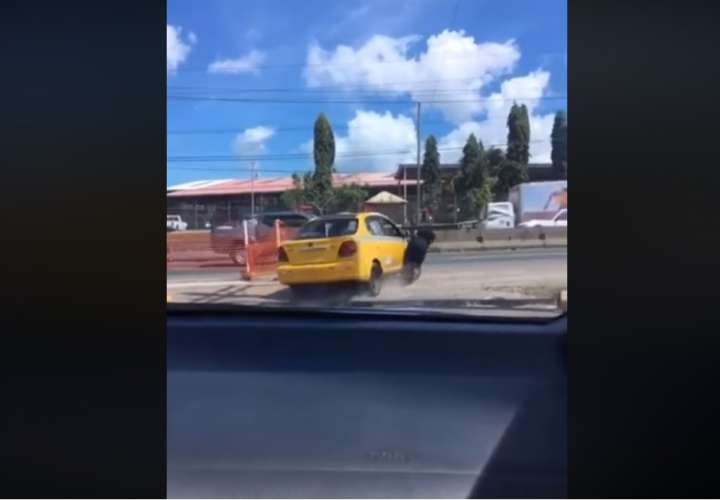 Vista general del momento en que un taxi atropella una mujer policía en la Chorrera. Captura de video