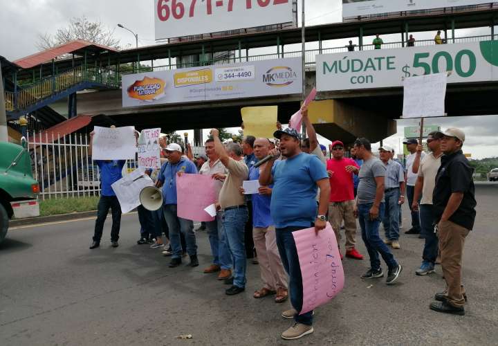 Taxistas vuelven a trancar vía en Arraiján para exigir elecciones en sindicato