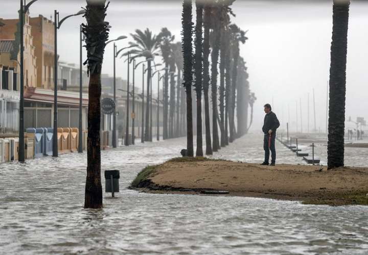 Temporal que azota España deja muertos y olas de 14 metros (Video)