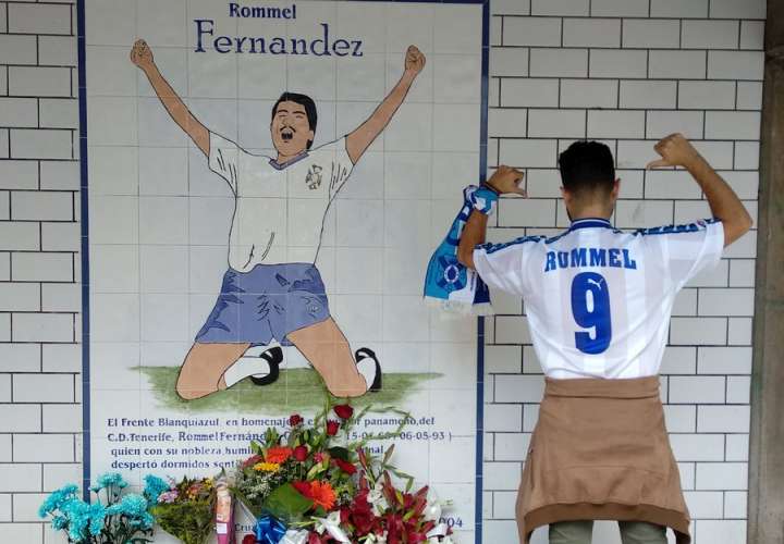 Aficionados en Tenerife rindieron homenaje a Rommel Fernández, tras 25 años de su fallecimiento. / CD Tenerife