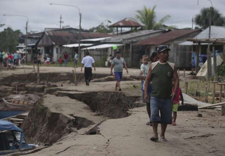 Algunas personas camina por una zona afectada este domingo, después de un terremoto de magnitud 7,5 en la escala de Richter en Puerto Santa Gema, en la ciudad amazónica de Yurimaguas (Perú). EFE