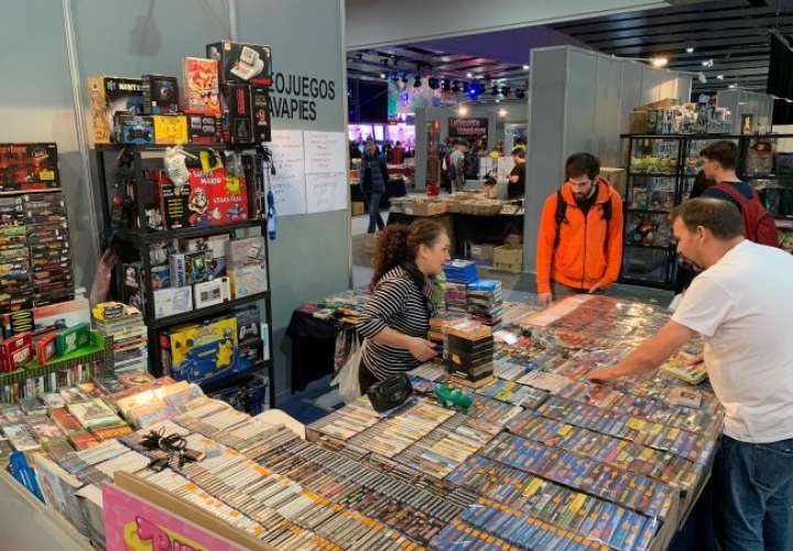 Imagen de vendedores de videojuegos antiguos en Madrid Games Week/EFE