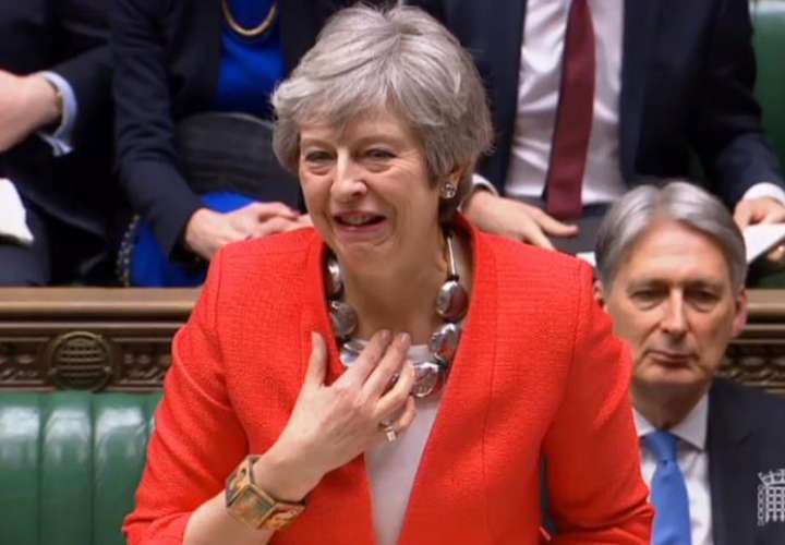Captura de video de la primera ministra británica, Theresa May, mientras se aclara la garganta al inicio de su discurso durante una sesión de la Cámara de los Comunes del Parlamento. EFE