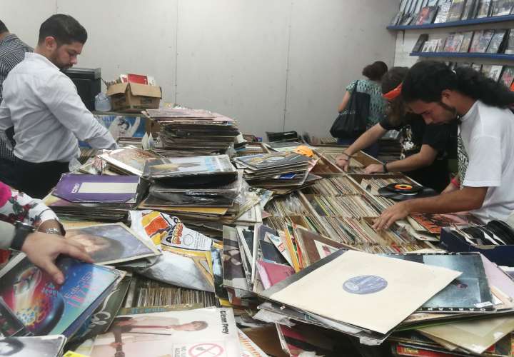 A la tienda llegan muchos compradores buscando música panameña. Los discos nacionales se cotizan bien en el extranjero. Foto: José María Torrijos Legazpi