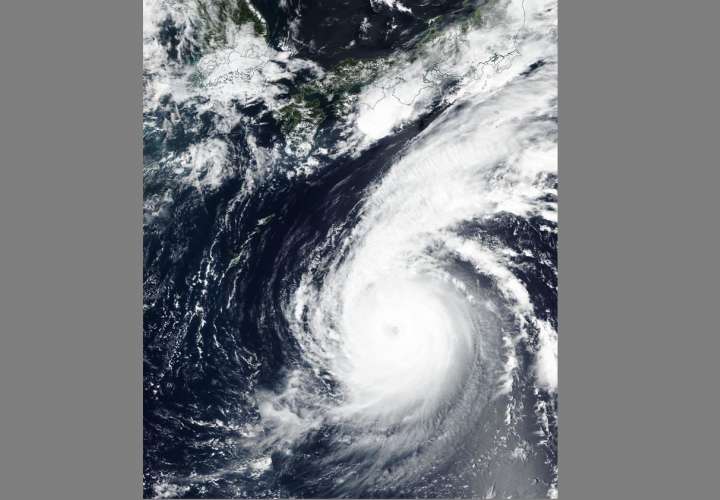  Imagen de satélite facilitada por la NASA que muestra el tifón Jebi que se aproxima a Japón el 2 de septiembre de 2018. EFE