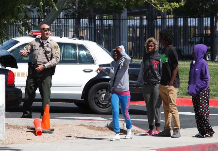 Una pelea entre dos estudiantes acabó hoy con un herido y un detenido en un tiroteo ocurrido en una escuela de Palmdale, al norte de Los Ángeles, EE.UU. Foto: EFE