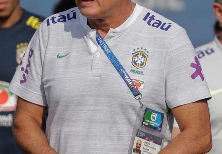 El seleccionador de Brasil, se dejó ver este viernes en el entrenamiento de preparación para el partido de octavos de final. Foto EFE