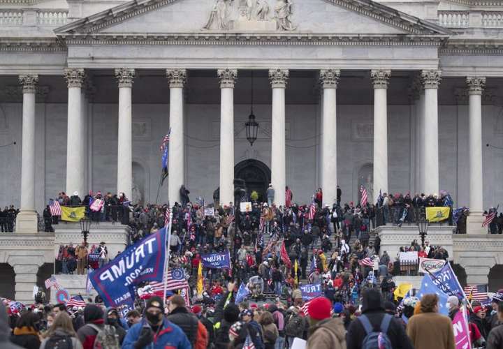 Vista de la toma del Capitolio por seguidores de Donald Trump, el 6 de enero de 2021,en Washington. EFE