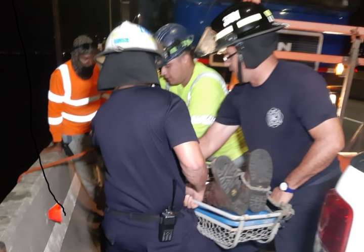 Sacan a trabajador del mar  [Video]