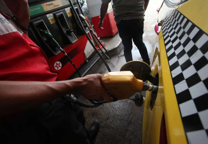El costo de los combustibles se ajusta cada dos semanas en Panamá. EFE
