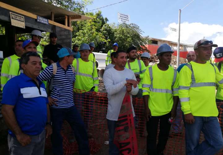 Trabajadores paralizan construcción de estadio por falta de pago