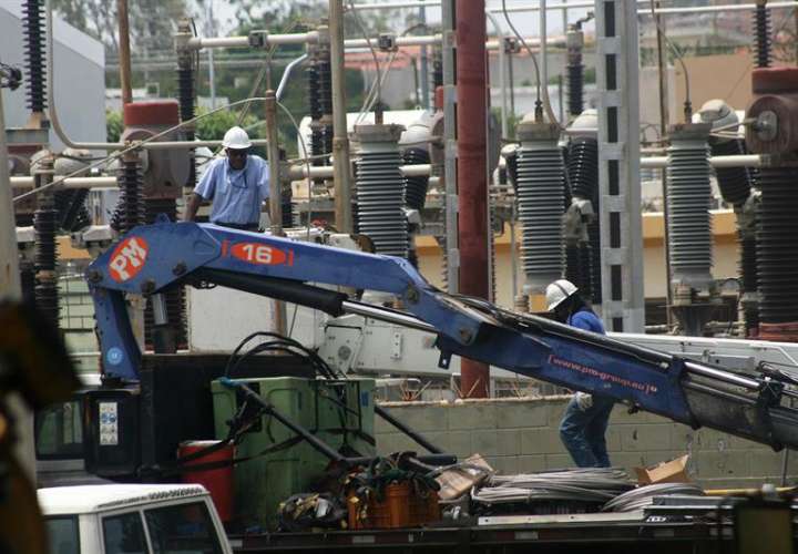 Trabajadores de la Corporación Eléctrica Nacional (Corpoelec) de Venezuela trabajan en la recuperación de la normalidad en una de las subestaciones de la planta. EFE