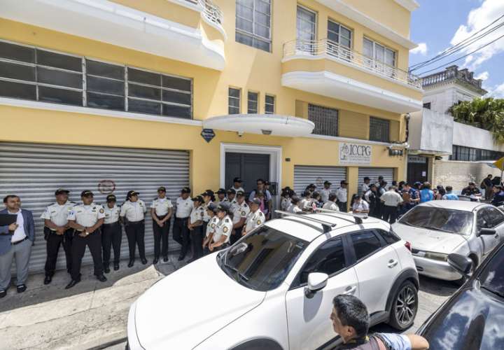  Trabajadores de la Fiscalía de Guatemala allanan la sede del partido Movimiento Semilla. EFE