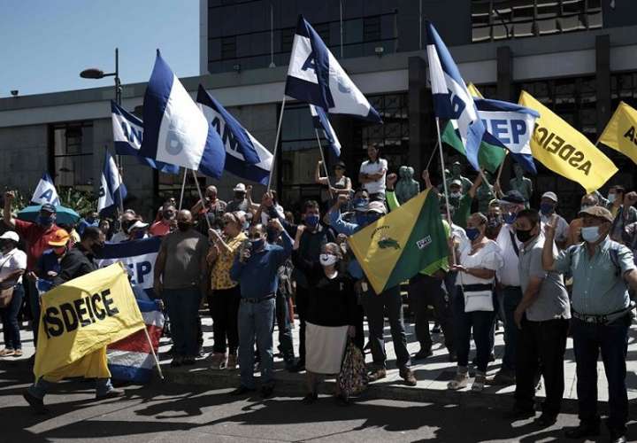 Trabajadores y sindicalistas costarricenses protestan hoy contra el pacto del Gobierno de Carlos Alvarado con el Fondo Monetario Internacional (FMI). EFE