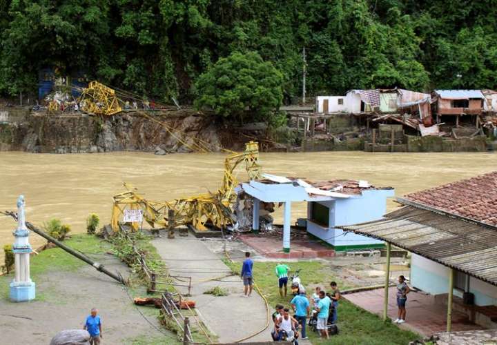 Un ejército de trabajadores intenta evitar una tragedia en una hidroeléctrica colombiana Fotografía de la inundación causada por el río Cauca el domingo 13 de mayo de 2018, a la altura del corregimiento de Puerto Valdivia (Colombia). EFE