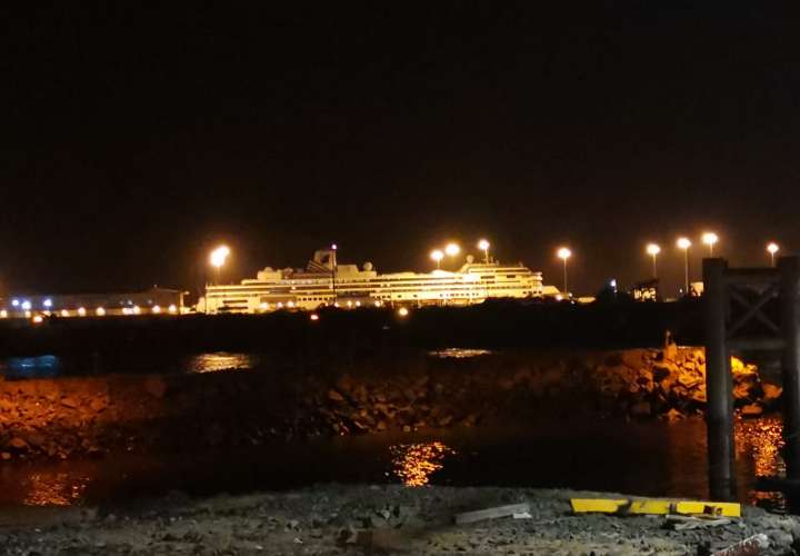 Crucero con 4 muertos y enfermos de COVID-19 cruza el Canal de Panamá 