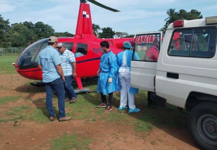 La víctima fue trasportada en un vehículo hasta Mariato, desde donde fue trastadada en un helicóptero privado hasta el hospital regional de Santiago ' Dr. Luis ' Chicho '  Fábrega